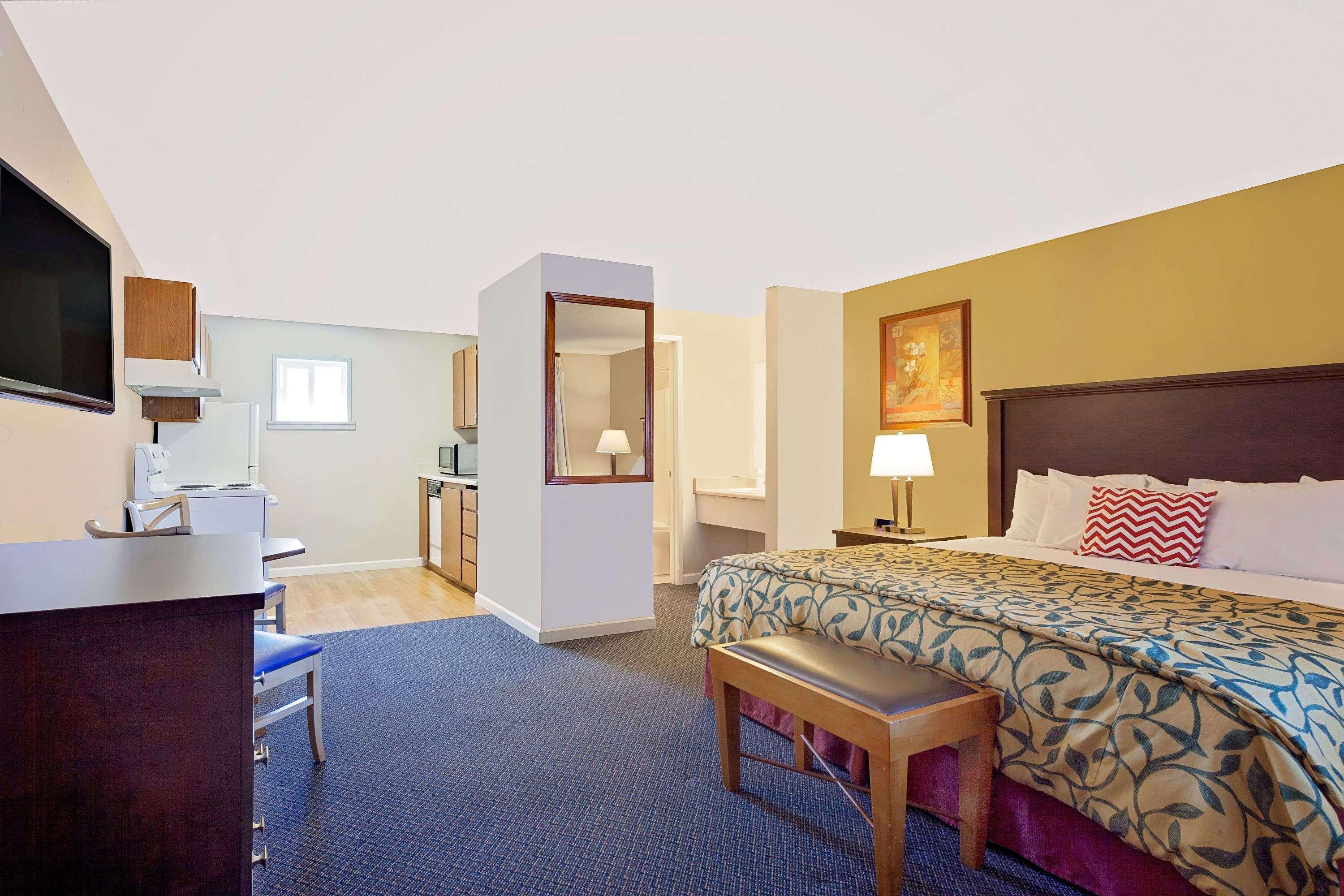 Days Inn By Wyndham Lakewood South Tacoma Buitenkant foto