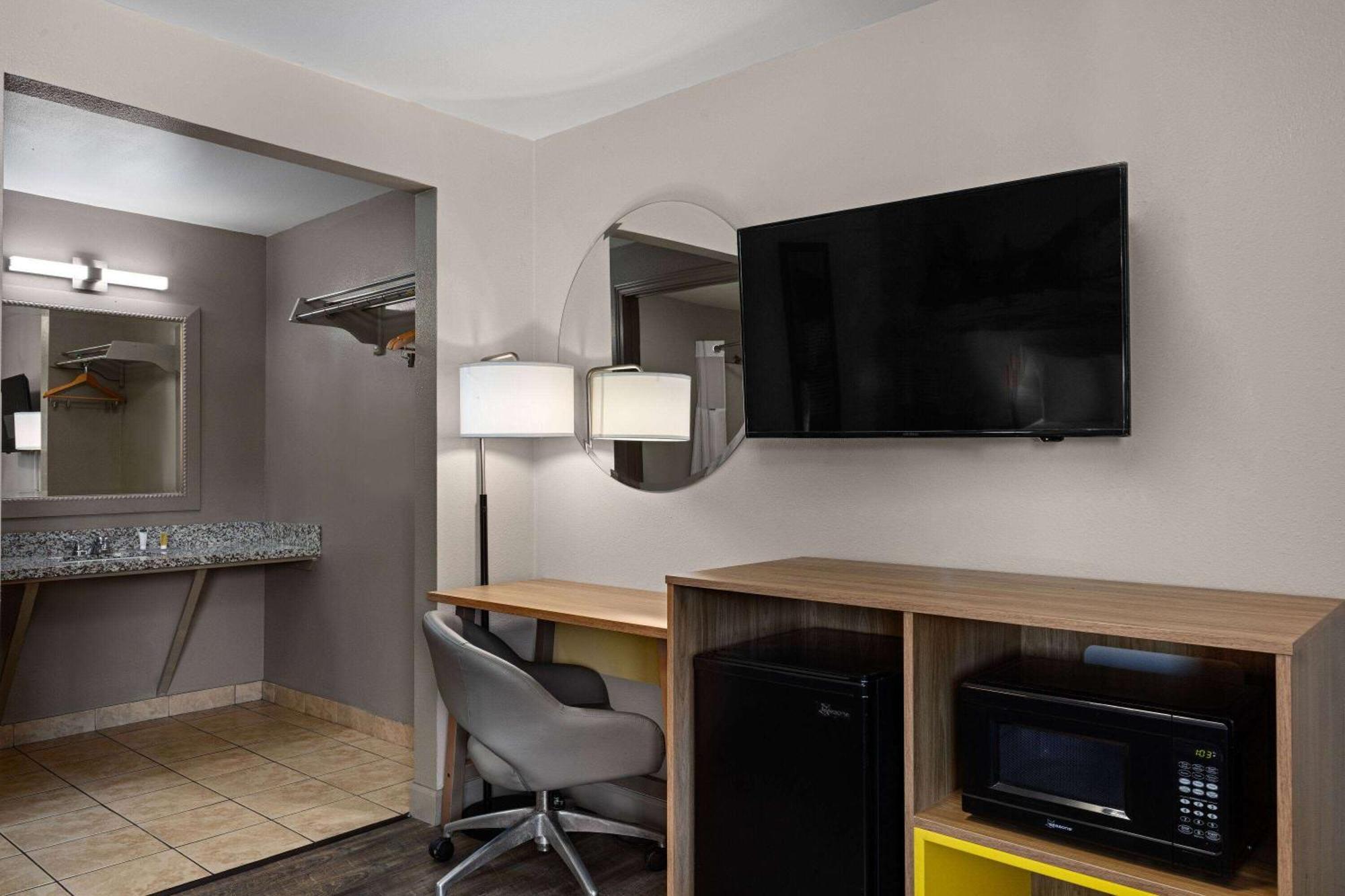 Days Inn By Wyndham Lakewood South Tacoma Buitenkant foto