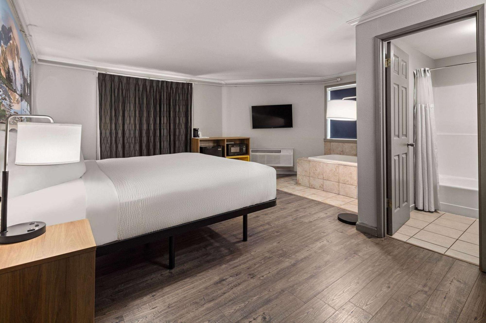 Days Inn By Wyndham Lakewood South Tacoma Buitenkant foto