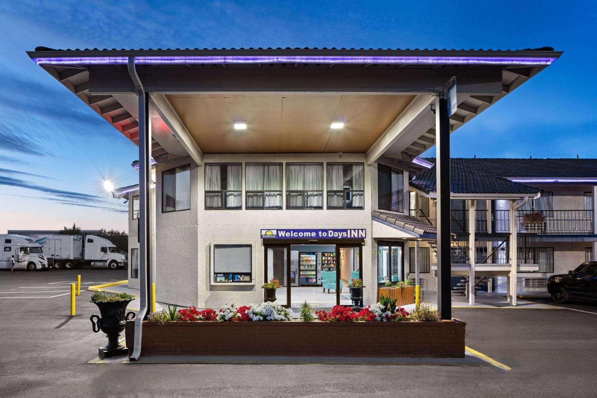 Days Inn By Wyndham Lakewood South Tacoma Buitenkant foto